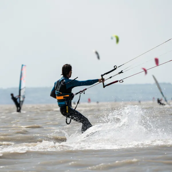 Ein Kitesurfer am Neusiedlersee