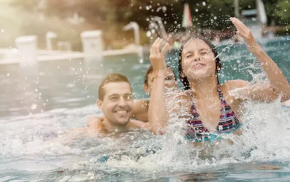 Eine Familie plantscht beim Urlaub in der Thermenregion Wien in einem Pool